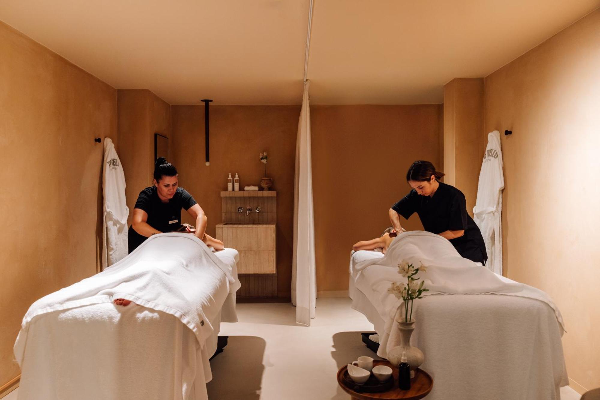 The Rebello Hotel & Spa - Small Luxury Hotels Of The World 加亚新城 外观 照片 Massage therapists at work