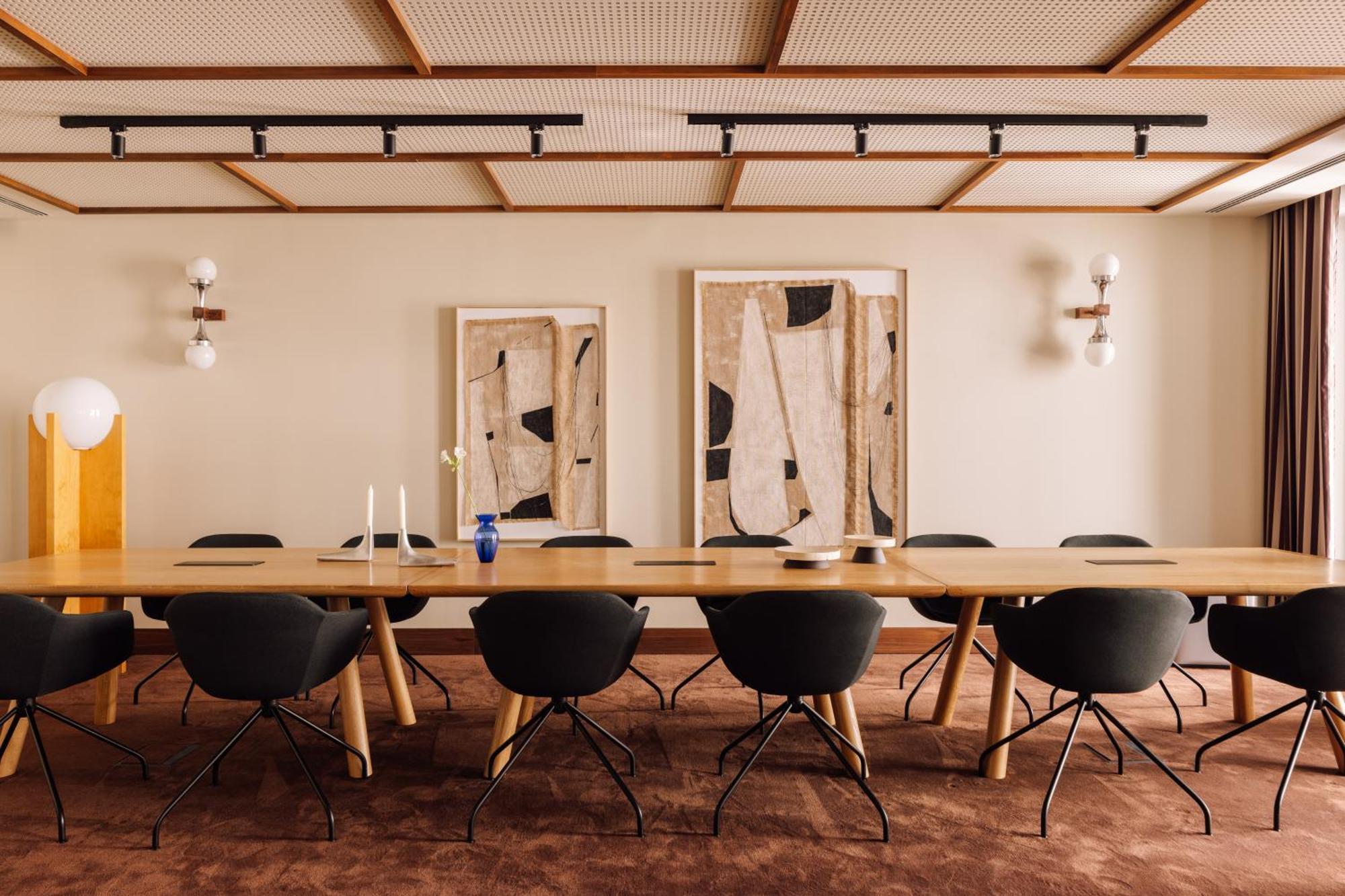 The Rebello Hotel & Spa - Small Luxury Hotels Of The World 加亚新城 外观 照片 The boardroom at the new headquarters