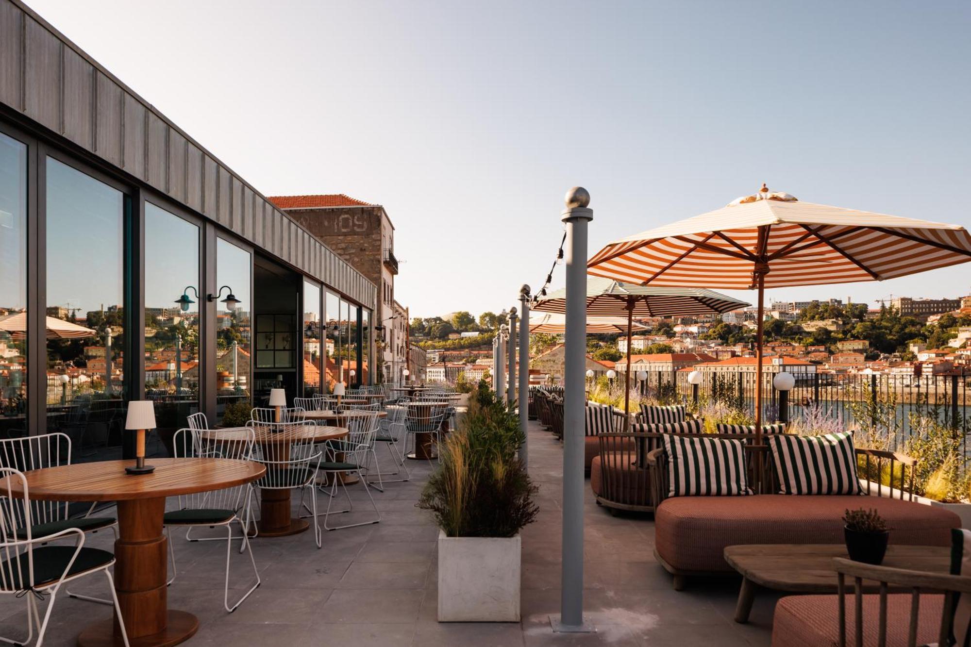 The Rebello Hotel & Spa - Small Luxury Hotels Of The World 加亚新城 外观 照片 The rooftop bar at the Hotel
