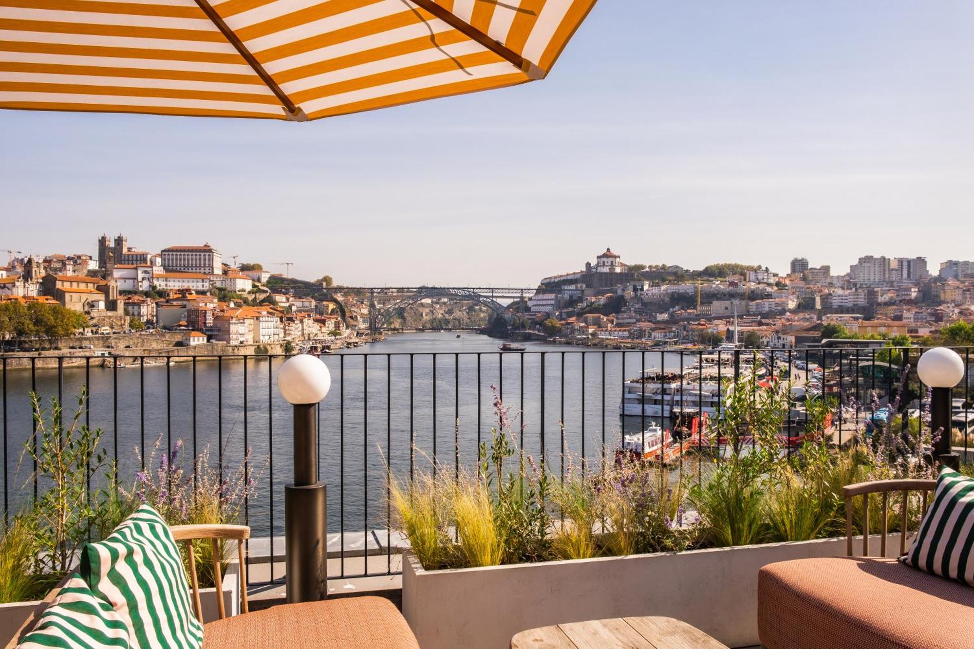 The Rebello Hotel & Spa - Small Luxury Hotels Of The World 加亚新城 外观 照片 The view from the hotel's rooftop terrace