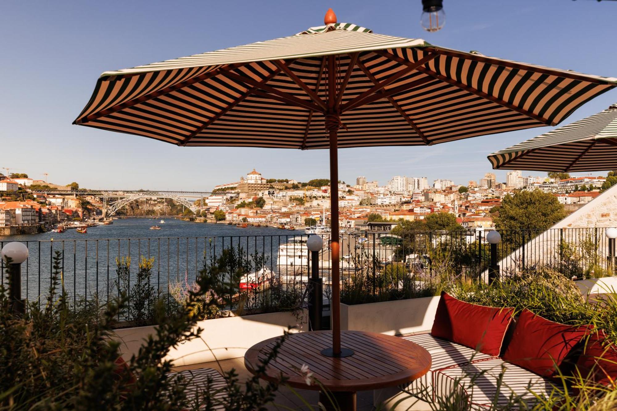 The Rebello Hotel & Spa - Small Luxury Hotels Of The World 加亚新城 外观 照片 View of the Acropolis from the hotel