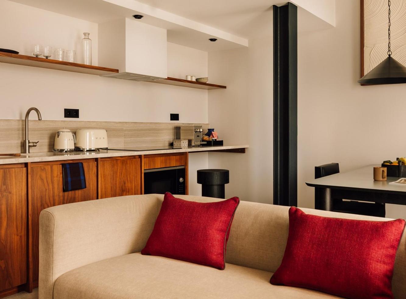 The Rebello Hotel & Spa - Small Luxury Hotels Of The World 加亚新城 外观 照片 A kitchen in a suite at the Mandarin Oriental, Munich