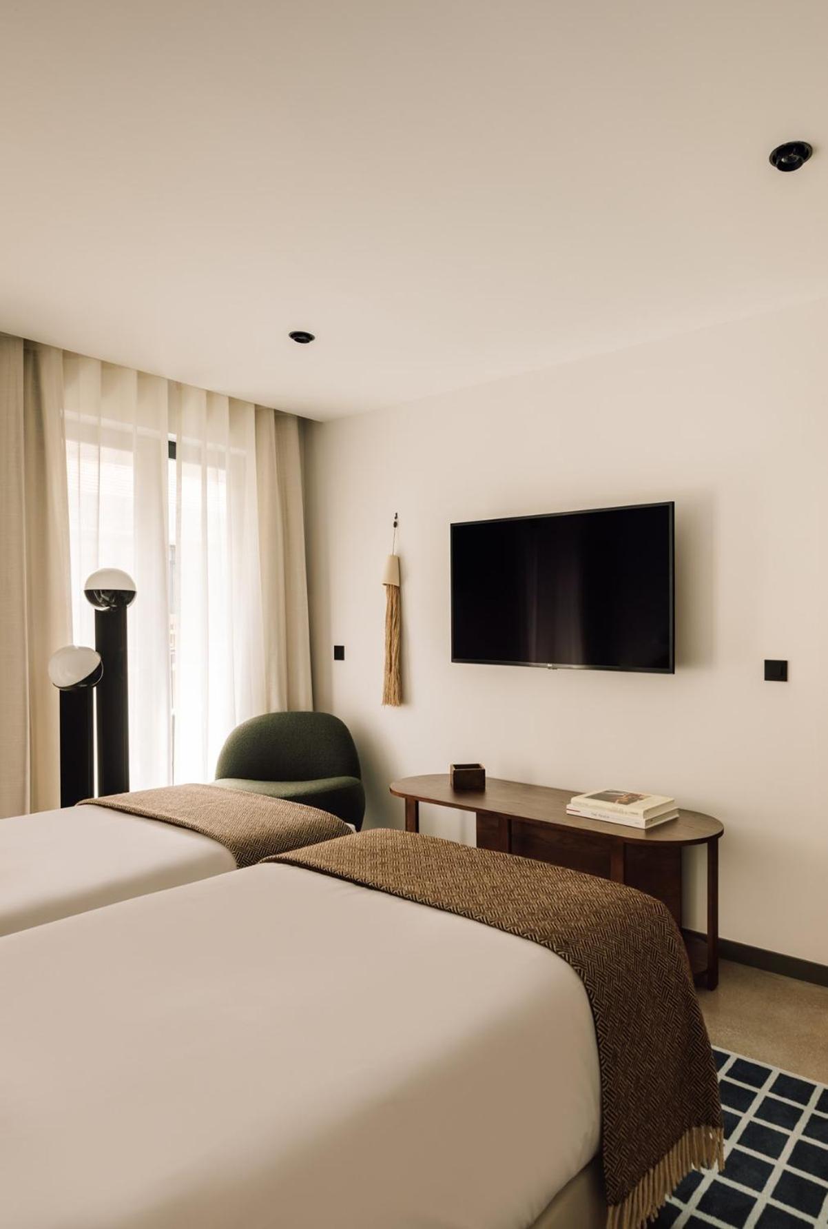 The Rebello Hotel & Spa - Small Luxury Hotels Of The World 加亚新城 外观 照片 A television mounted on a wall