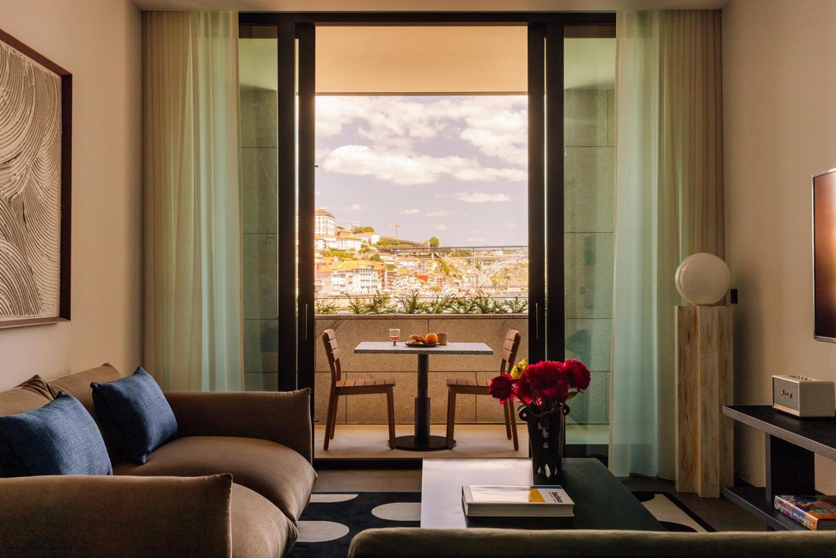 The Rebello Hotel & Spa - Small Luxury Hotels Of The World 加亚新城 外观 照片 A suite at the Four Seasons Hotel, Athens